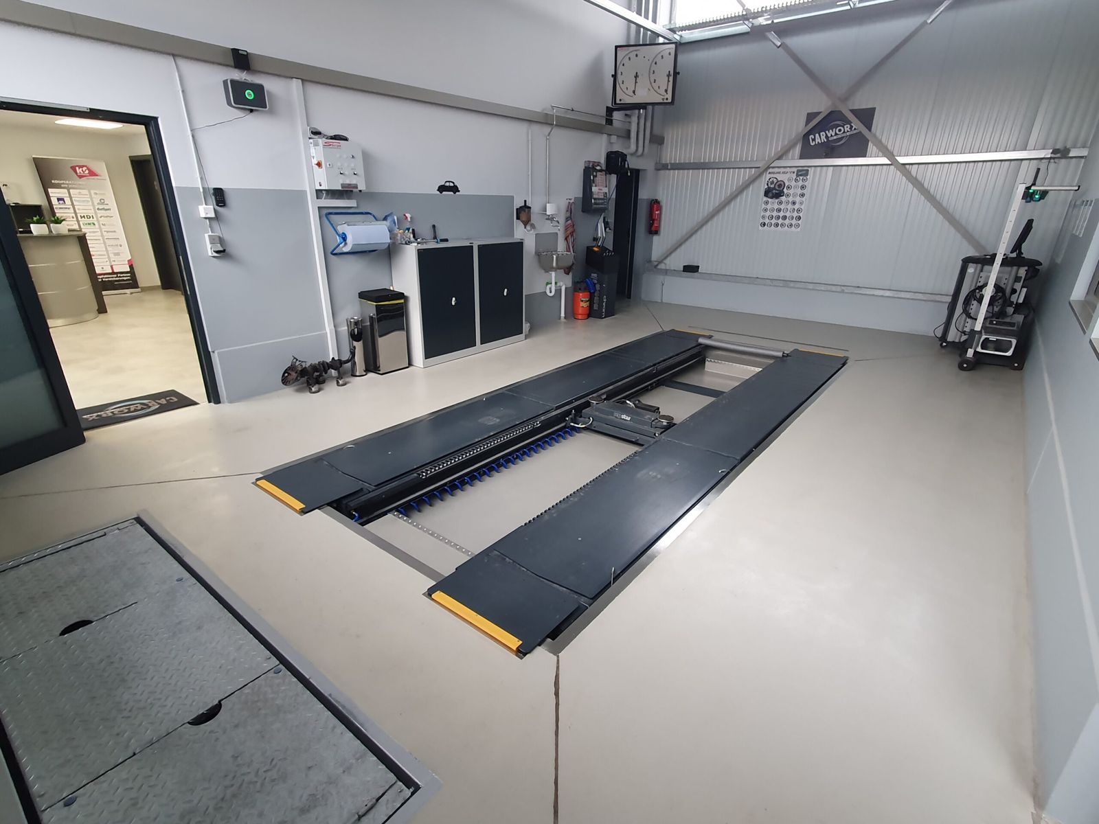 Einblick in die Werkstatt Carworx in Bergtheim, Foto 2