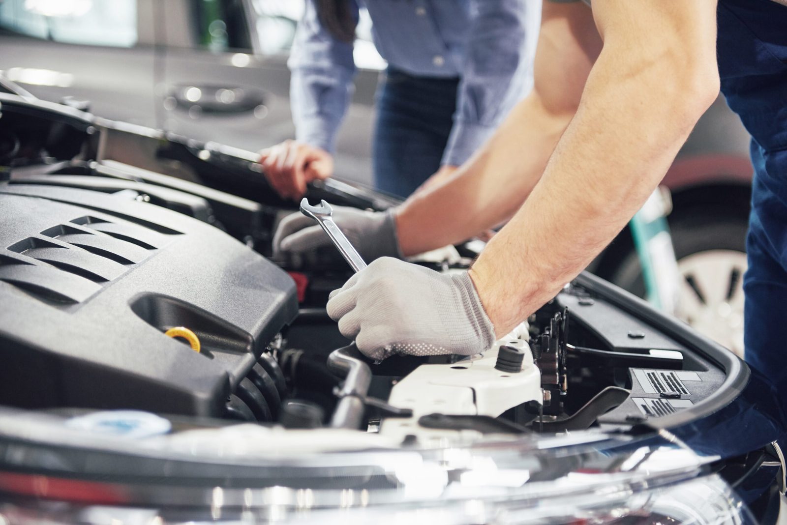 Beratung am Auto in der Carworx Werkstatt